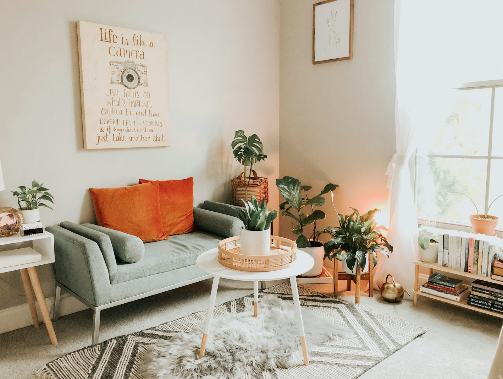 Varmt og roligt stuemiljø med planter og terracotta-farver